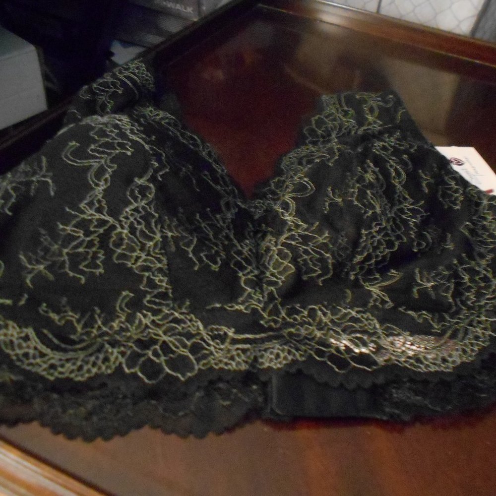 Women's 3x black padded bra with lace overlay and white floral lace design